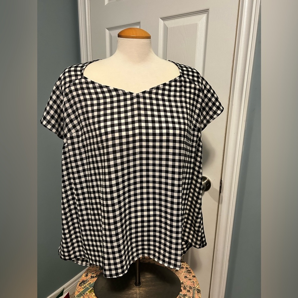 Checkered blouse with tie at the back, size 1X.
